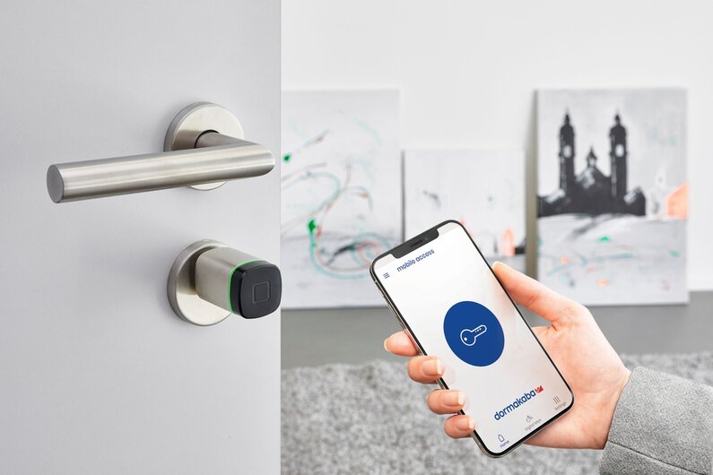 Ein Bild, das das Verwenden der App zum Aufsperren eines Digitalzylinders zeigt.