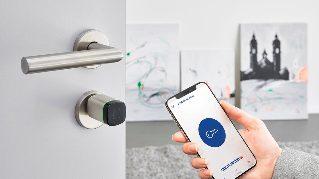 Ein Bild, das das Verwenden der App zum Aufsperren eines Digitalzylinders zeigt.