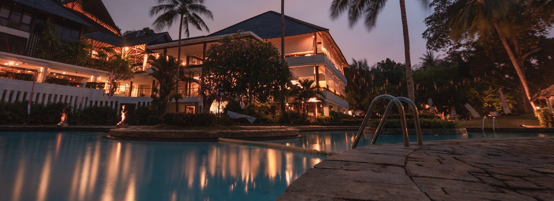 Das Bild zeigt einen Swimming Pool. 