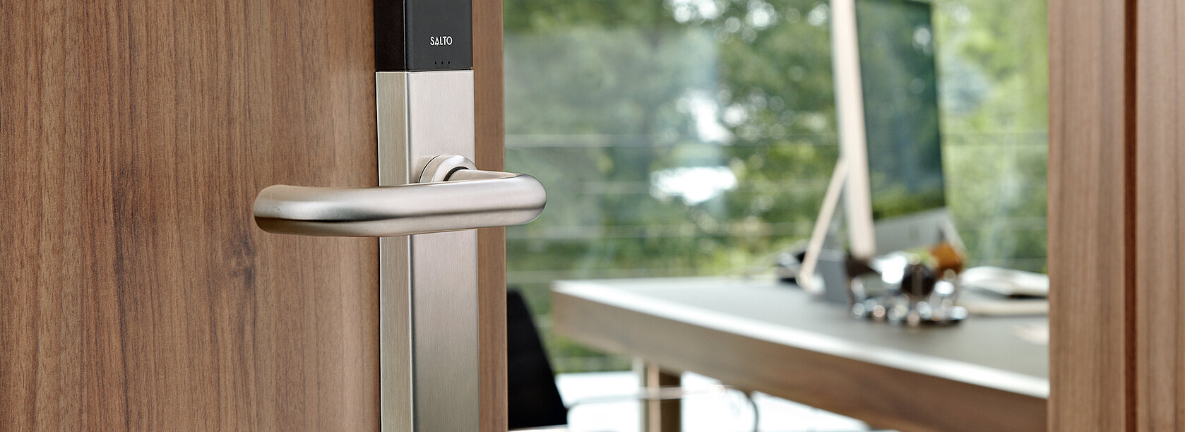 Ein Bild, dass eine Zutrittskontrolle von Salto bei einer Tür darstellt