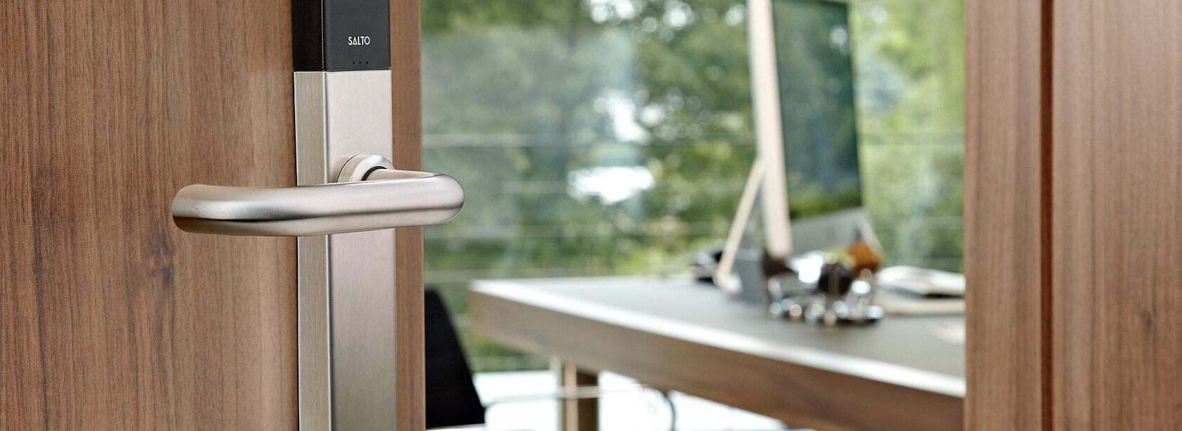 Ein Bild, dass eine Zutrittskontrolle von Salto bei einer Tür darstellt