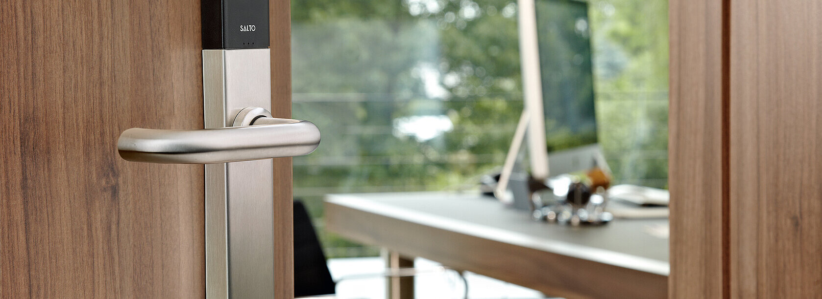 Ein Bild, dass eine Zutrittskontrolle von Salto bei einer Tür darstellt