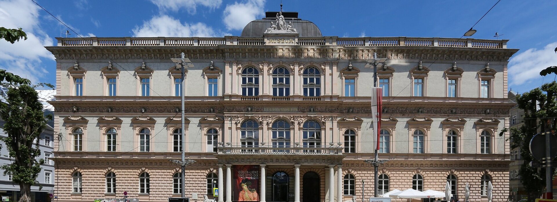 Das Bild zeigt das Tiroler Landesmuseum von vorne. 