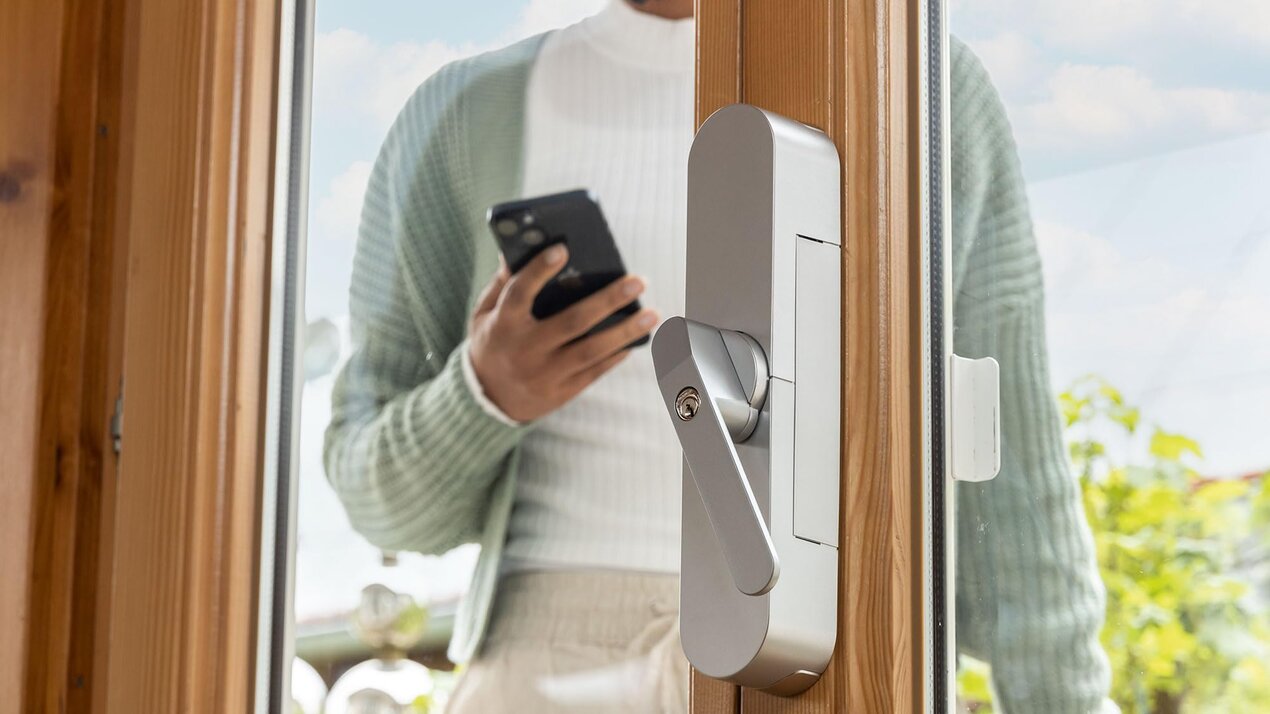 Ein Bild, das eine Frau beim Verwenden des Produktes WINTECTO von Abus zeigt.