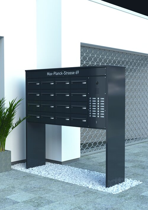 Ein Bild, das einen freistehenden Briefkasten darstellt.