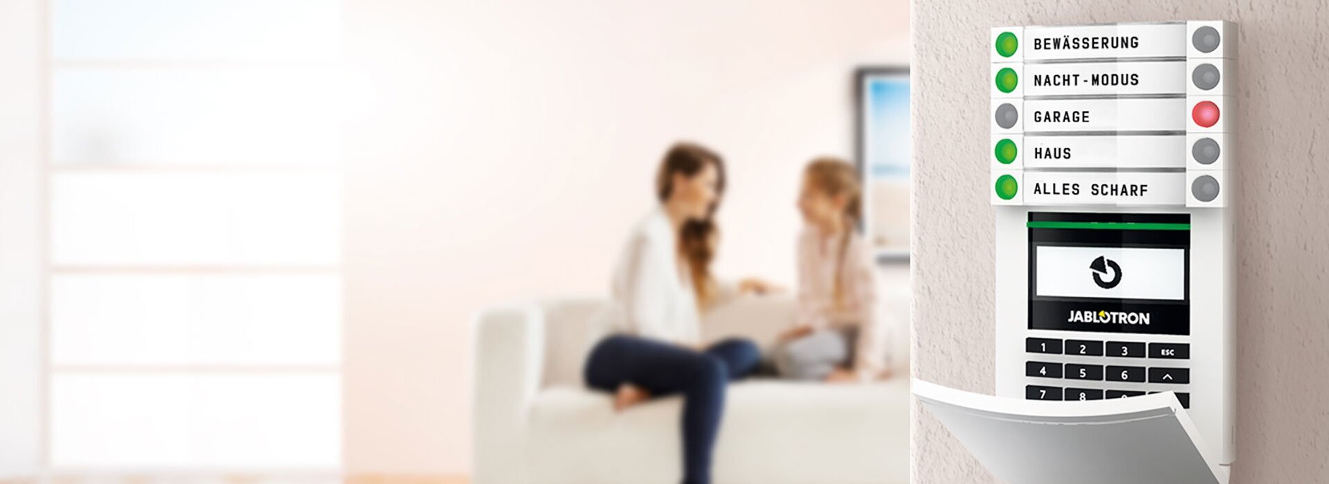 Banner, der eine Alarmanlage darstellt mit Familie im Hintegrund