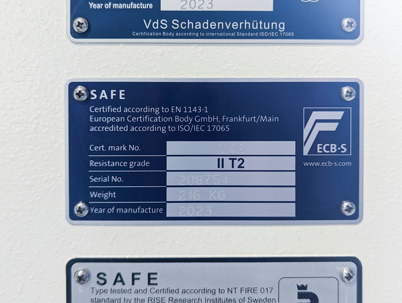 Ein Bild, dass die Plakette der Sicherheitsstufe eines Tresors darstellt.