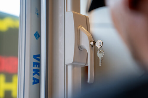 Das Bild stellt einen abschließbaren Fenstergriff dar.