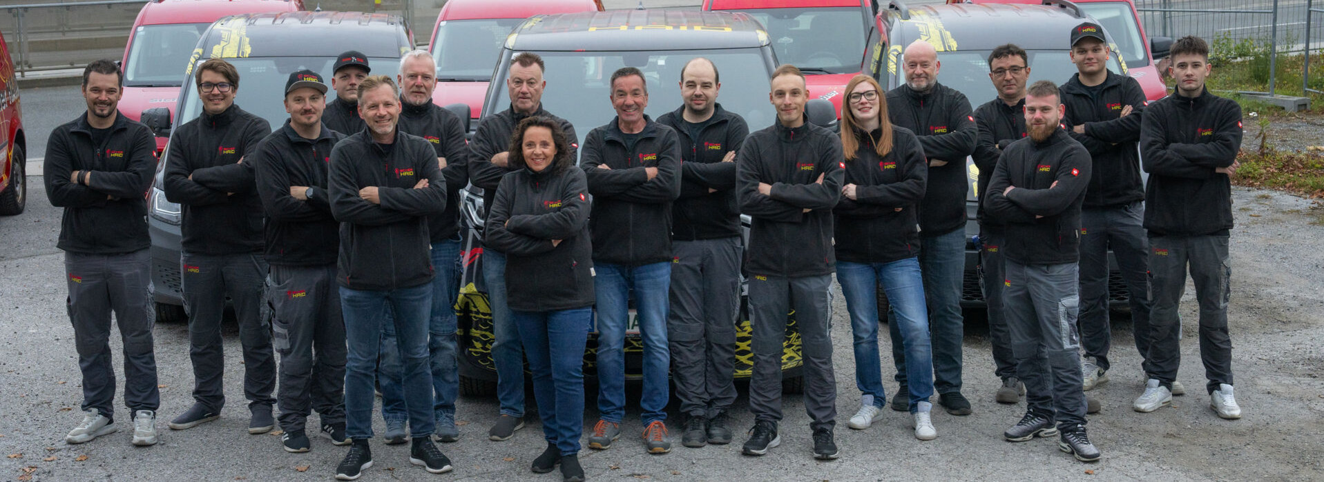 Ein Bild der Mitarbeiterinnen und unseres Fuhrparks.