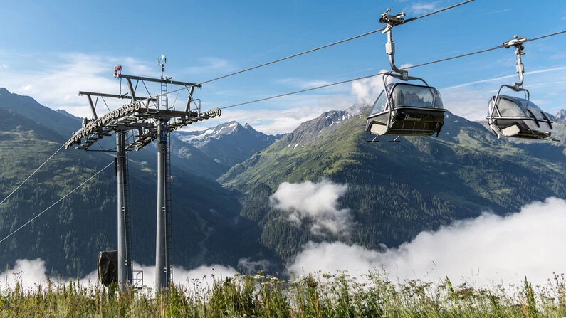 Das Bild zeigt einen Sessellift der Arlberger Bergbahnen AG.