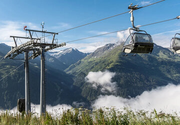 Das Bild zeigt einen Sessellift der Arlberger Bergbahnen AG.