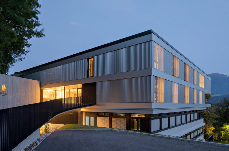 Das Bild zeigt die Schule Villa Blanka von hinten. 