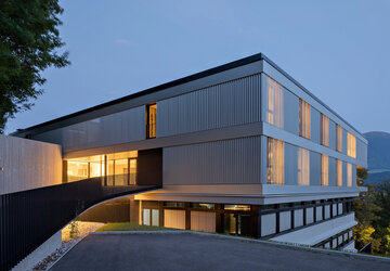 Das Bild zeigt die Schule Villa Blanka von hinten. 