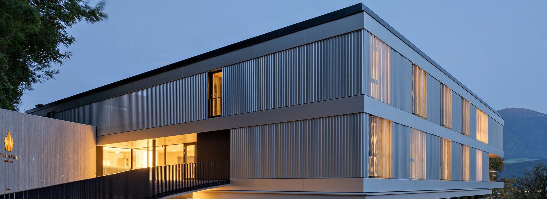 Das Bild zeigt die Schule Villa Blanka von hinten. 