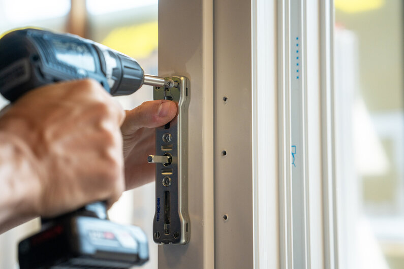 Das Bild stellt eine Montage einer Fenstersicherung dar.