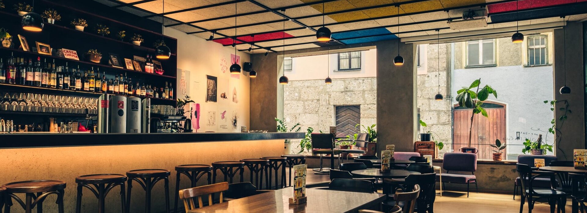 Das Bild zeigt eine generische Bar von innen.