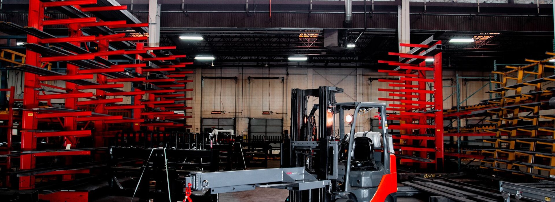 Dieses Bild zeigt einen Gabelstabler und Stellagen in einem Lagerhaus.