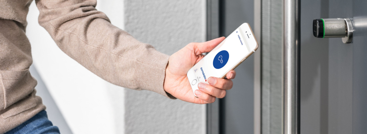 Ein Banner, welches die Verwendung der Evolo-App bei einem Digitalzylinder darstellt.