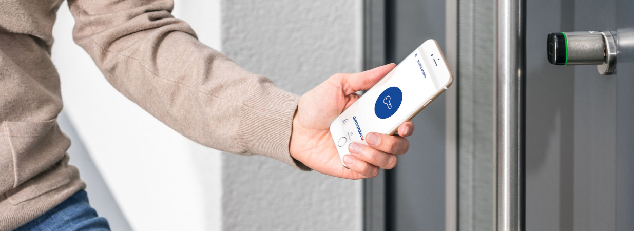 Ein Banner, welches die Verwendung der Evolo-App bei einem Digitalzylinder darstellt.