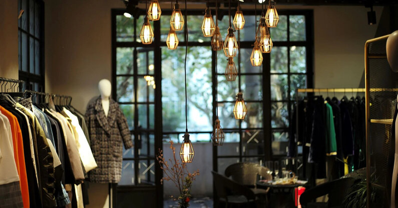 Das Bild zeigt eine Boutique von innen.