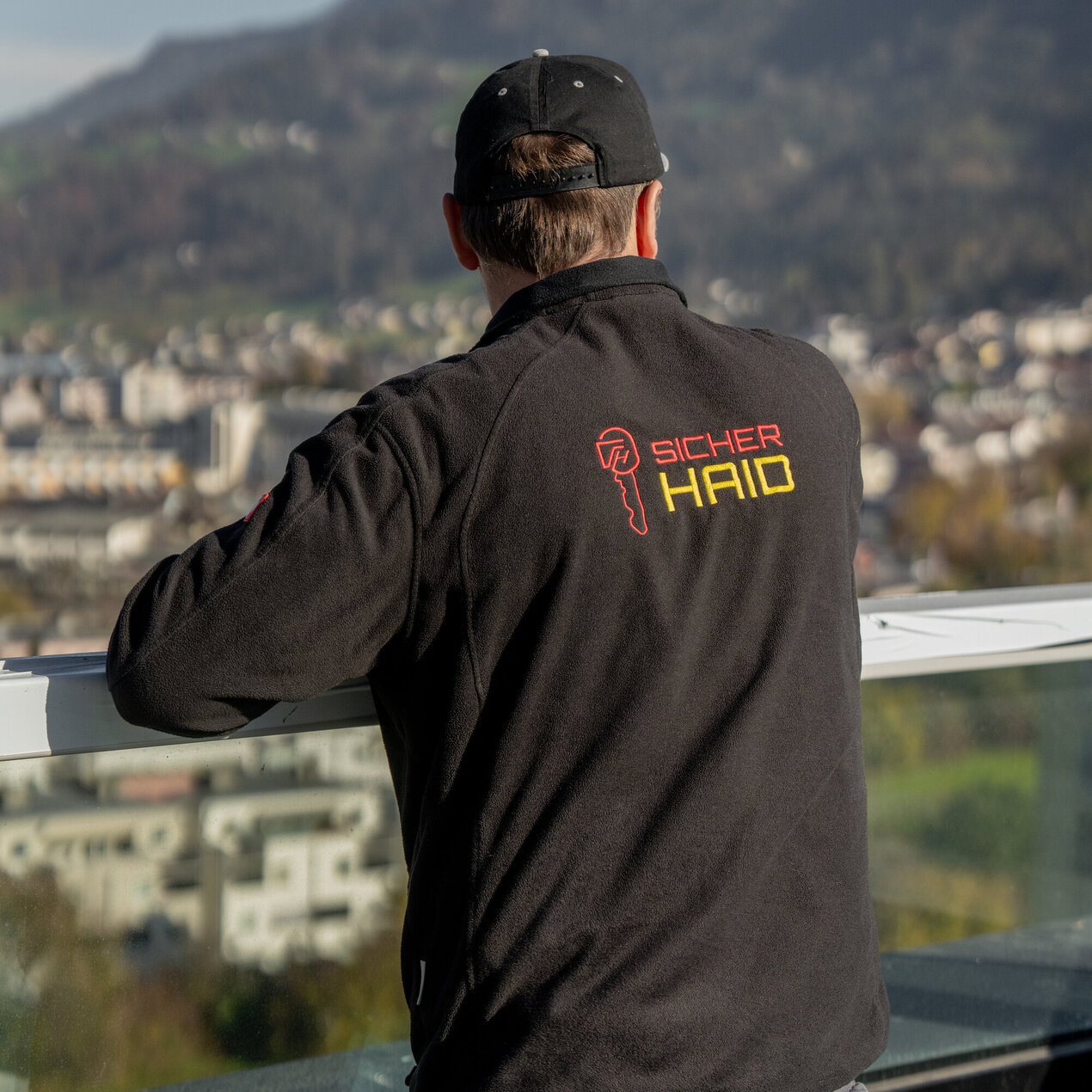 Das Bild zeigt einen Mitarbeiter von Sicherhaid beim Arbeiten.