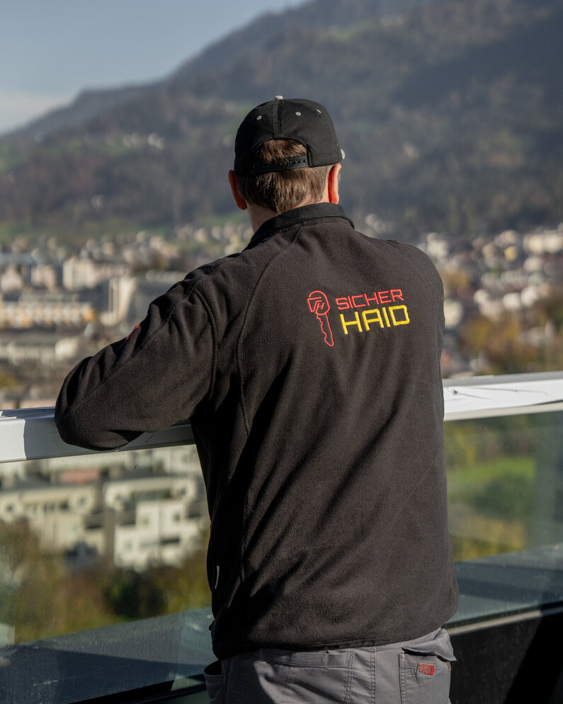 Das Bild zeigt einen Mitarbeiter von Sicherhaid beim Arbeiten.