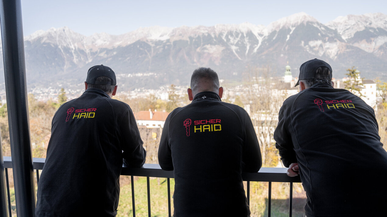 Ein Bild, das 3 Mitarbeiter beim Arbeiten zeigt.