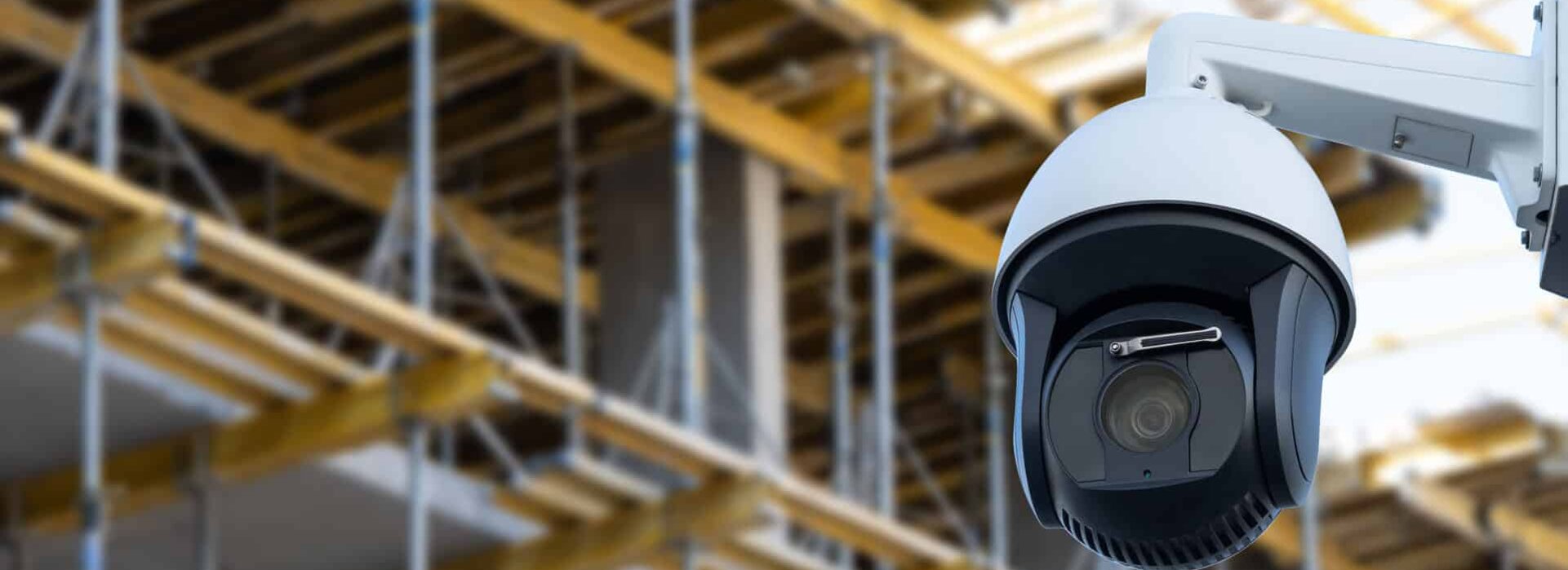 Das Bild zeigt eine Baustellenkamera auf einer Baustelle. 