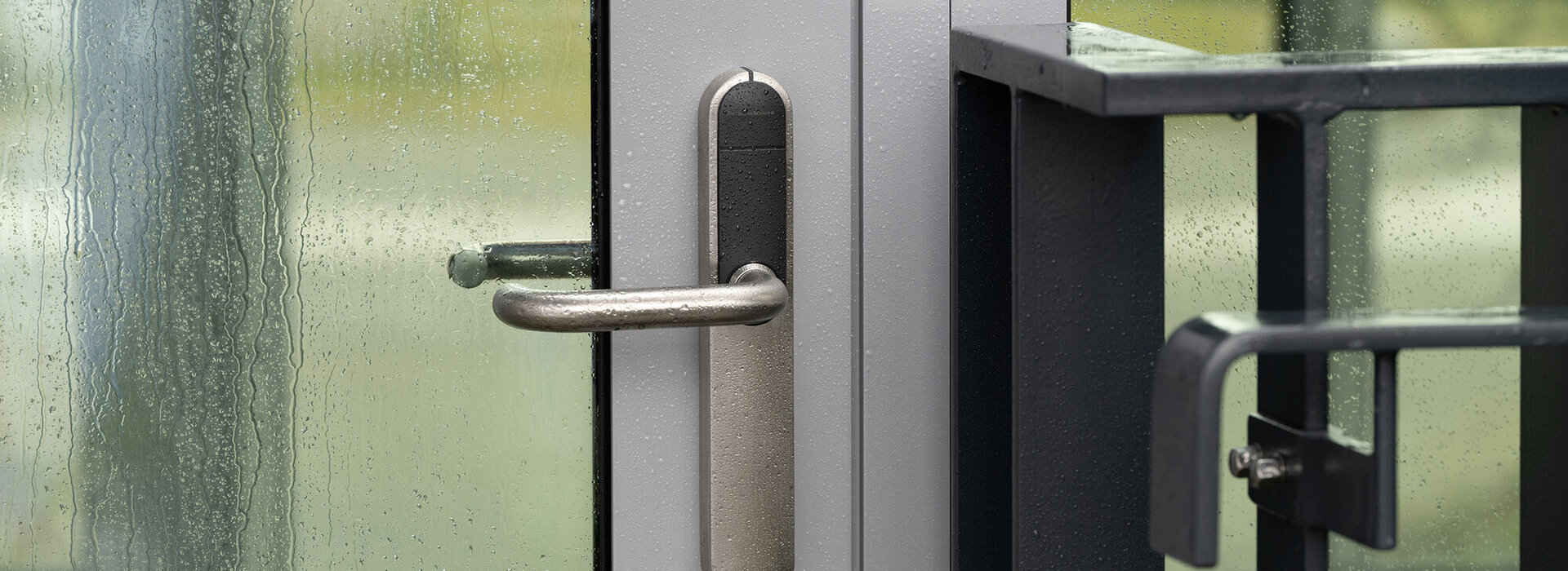 Ein Bild, dass einen Digitalzylinder und Beschlag von SimonsVoss darstellt