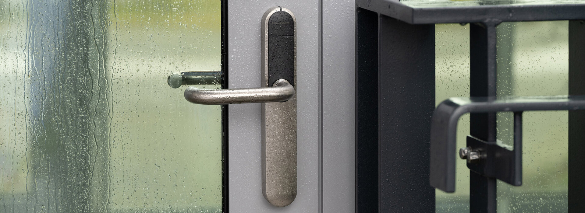 Ein Bild, dass einen Digitalzylinder und Beschlag von SimonsVoss darstellt