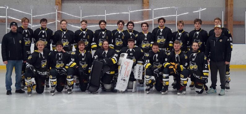 Ein Foto der Kampfmannschaft des Eishockeyvereins EC Gunners Zirl.