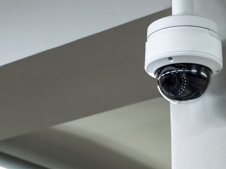 Dieses Bild zeigt eine Kamera im Außenbereich. 