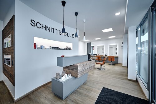 Das Bild zeigt den Eingangsbereich eines Friseursalons. 