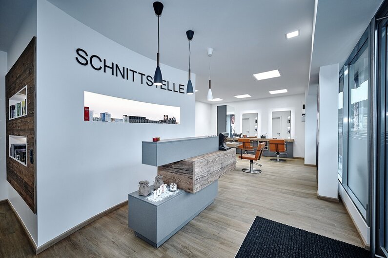 Das Bild zeigt den Eingangsbereich eines Friseursalons. 