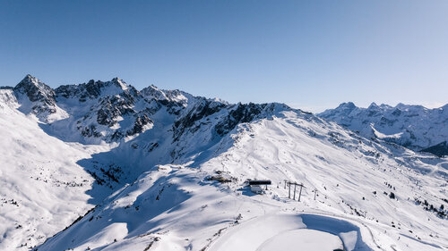 Das Bild zeigt das Skigebiet Hochzeiger Pitztal in der Vogelperspektive.
