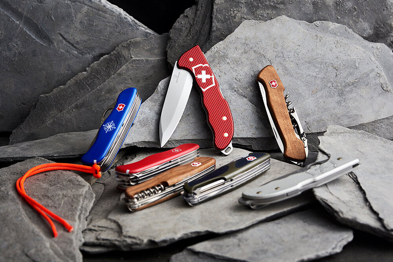 Das Bild zeigt mehrere multifunktionale Taschenmesser mit ausklappbaren Werkzeugen.