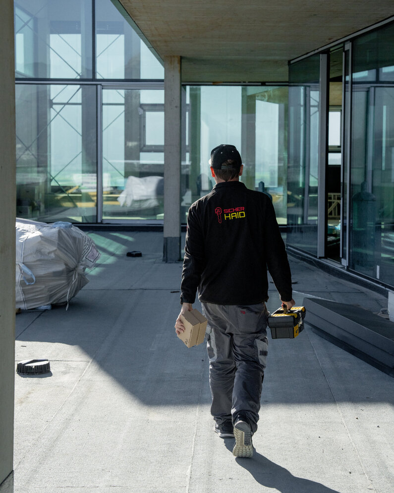 Das Bild zeigt einen Mitarbeiter von Sicherhaid beim Arbeiten.