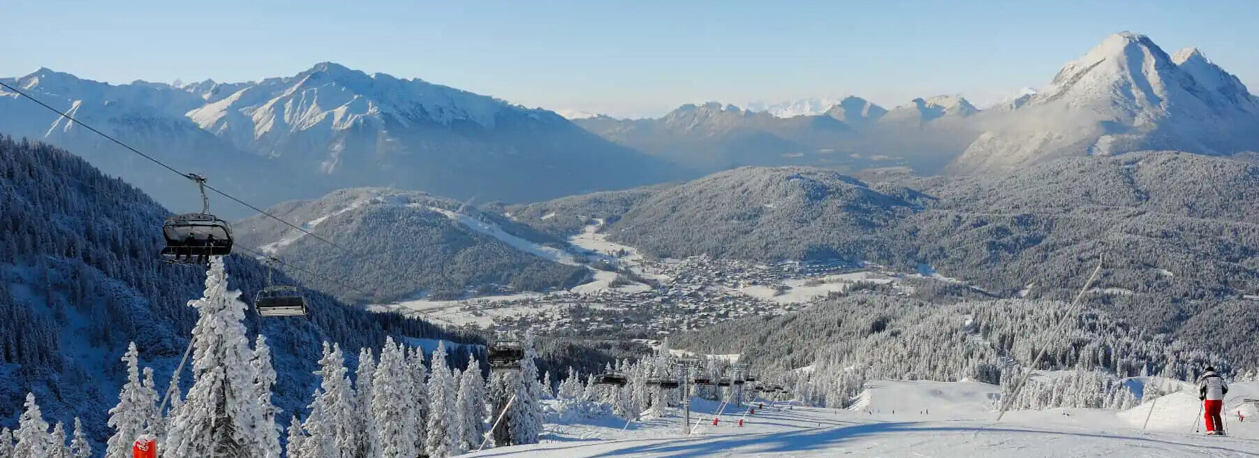 Das Bild zeigt eine schneebedeckte Skipiste.