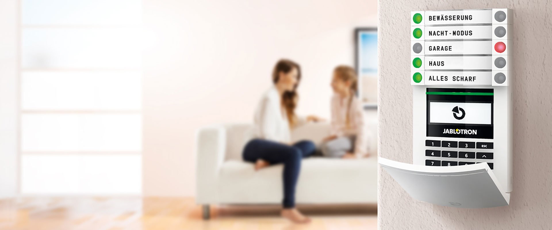 Banner, der eine Alarmanlage darstellt mit Familie im Hintegrund