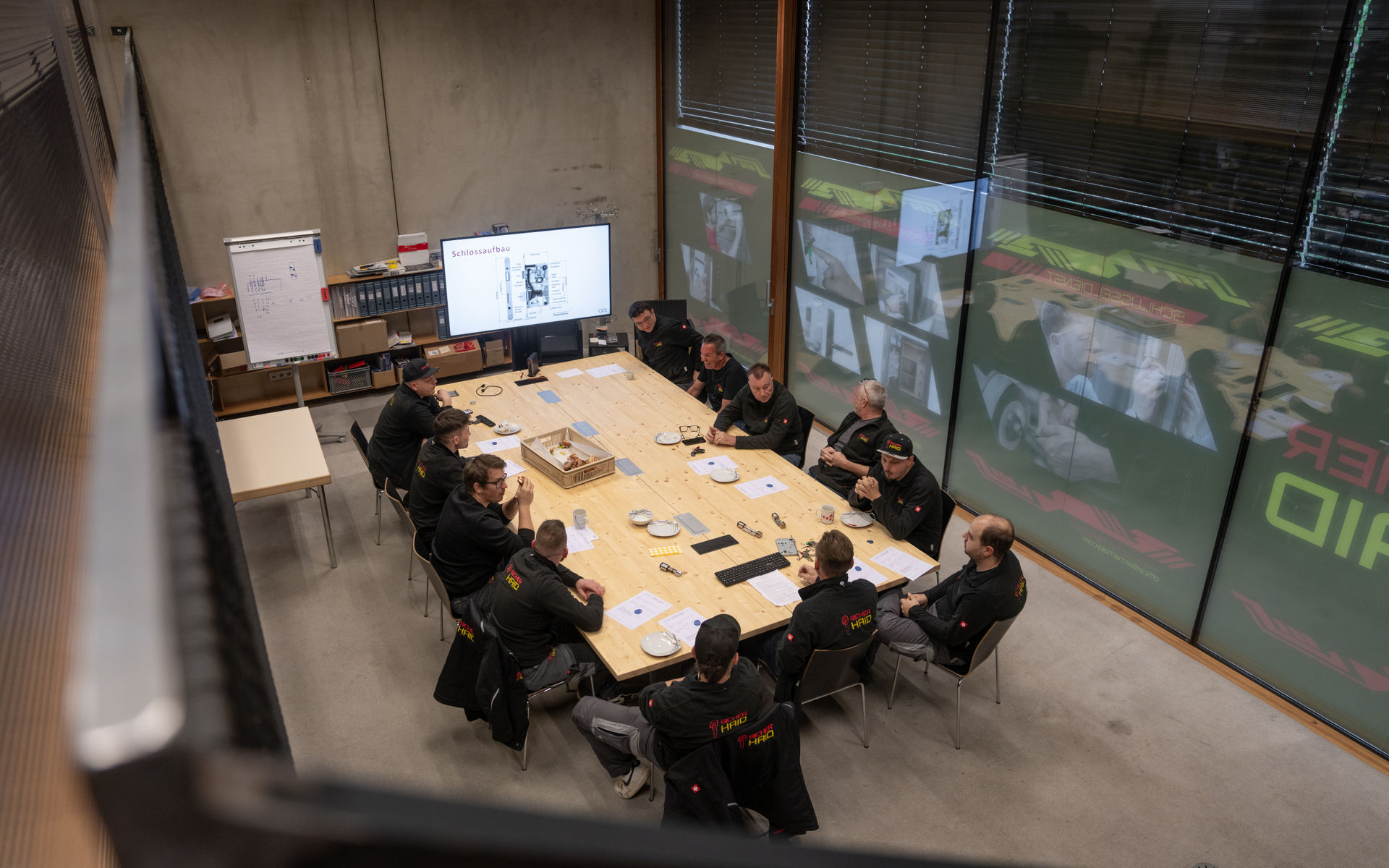 Ein Bild, das die Mitarbeiter der Firma Sicherhaid beim Besprechen darstellt