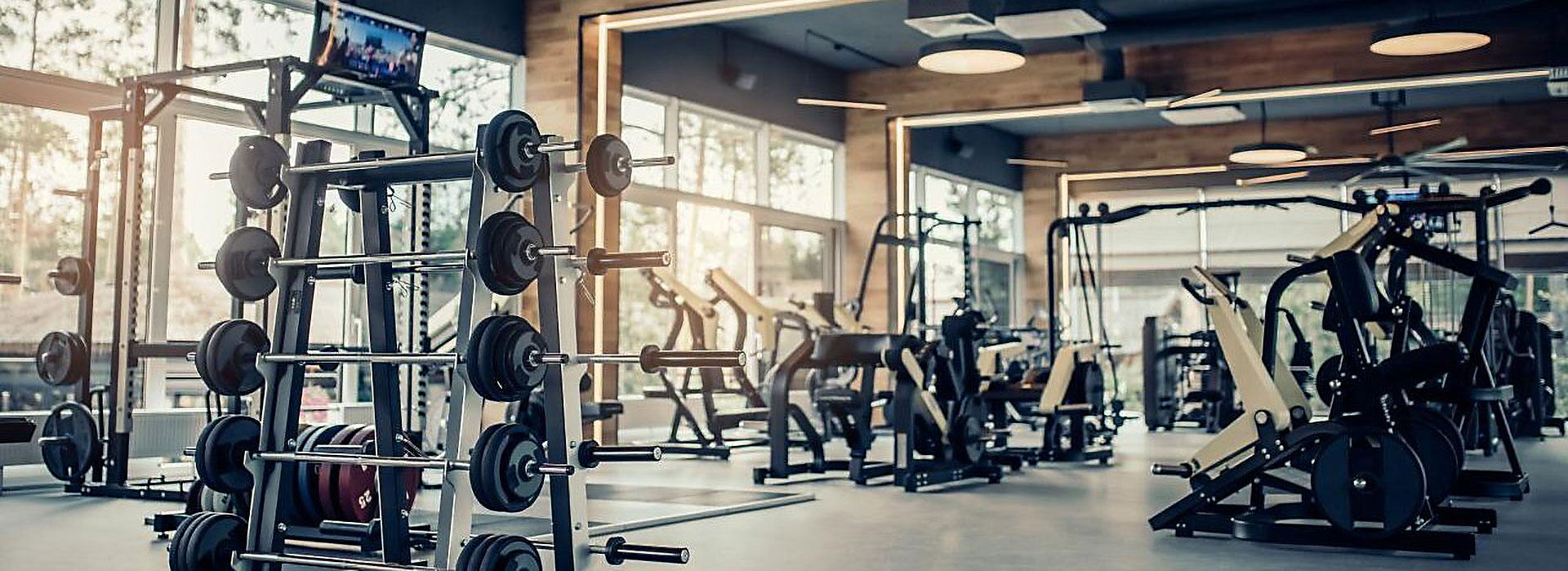 Das Bild zeigt ein Fitnessstudio von Innen. 