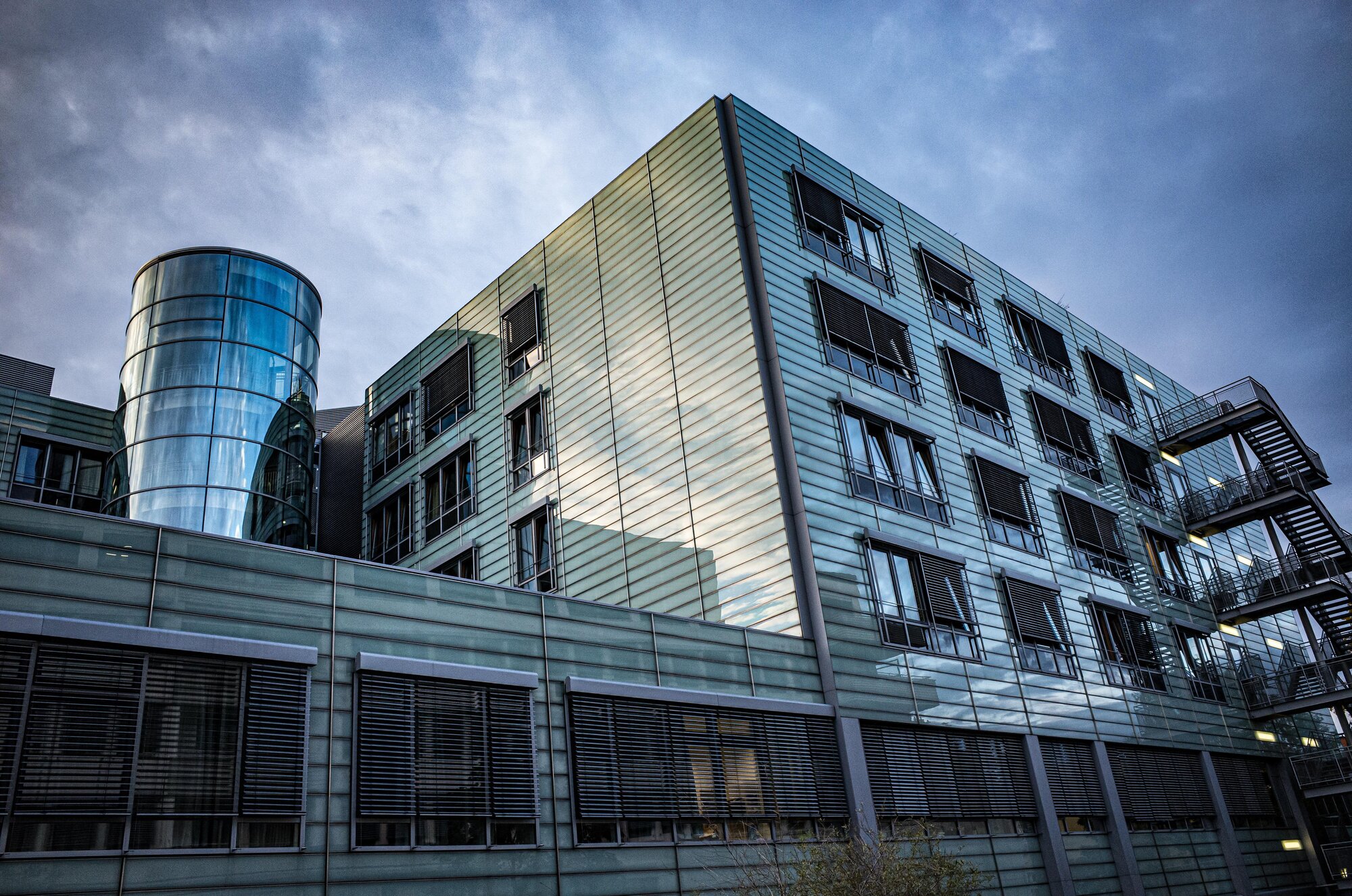 Das Bild zeigt eine Klinik von Außen. 