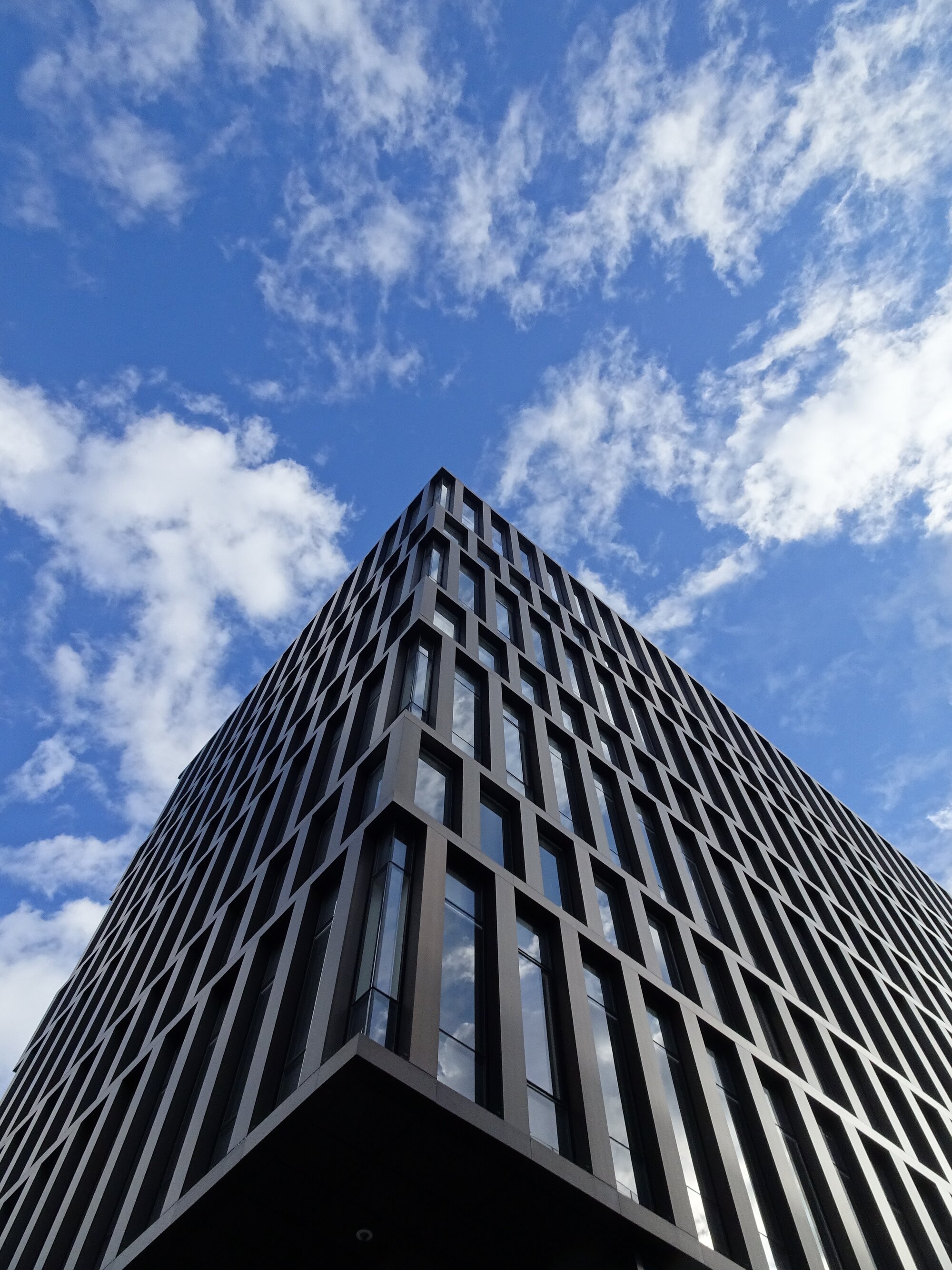 Das Bild zeigt ein Bürogebäude von Außen. 