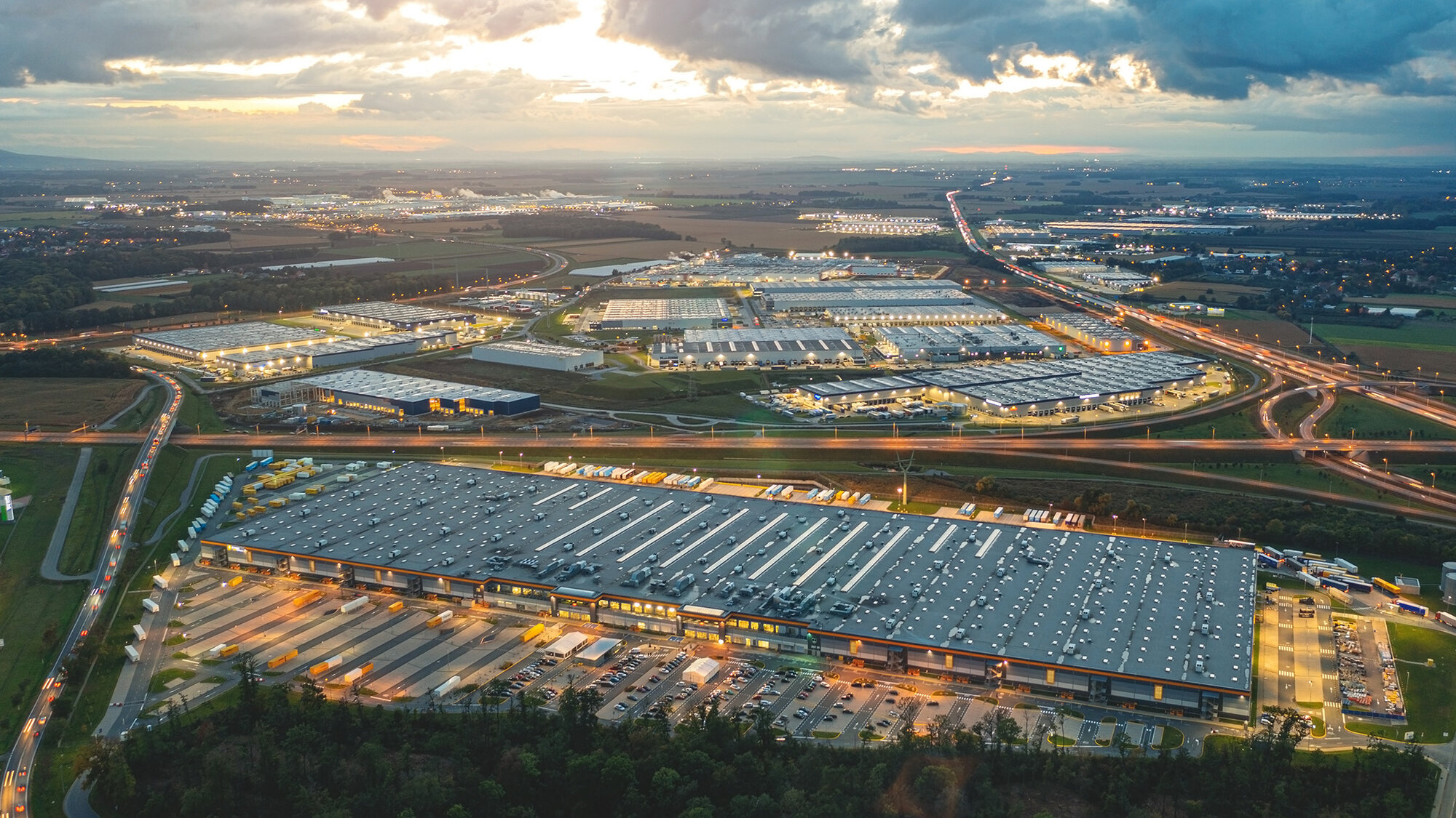 Das Bild zeigt ein Industriegebiet aus der Vogelperspektive.
