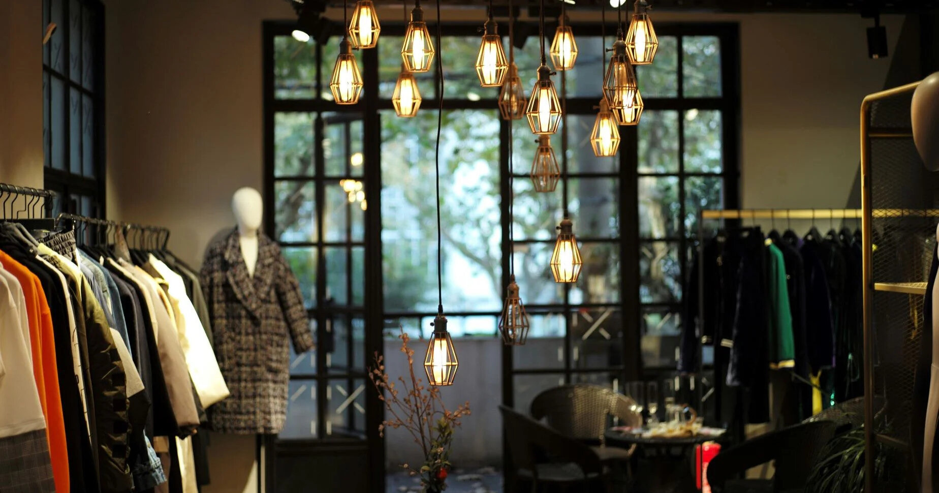 Das Bild zeigt eine Boutique von innen.