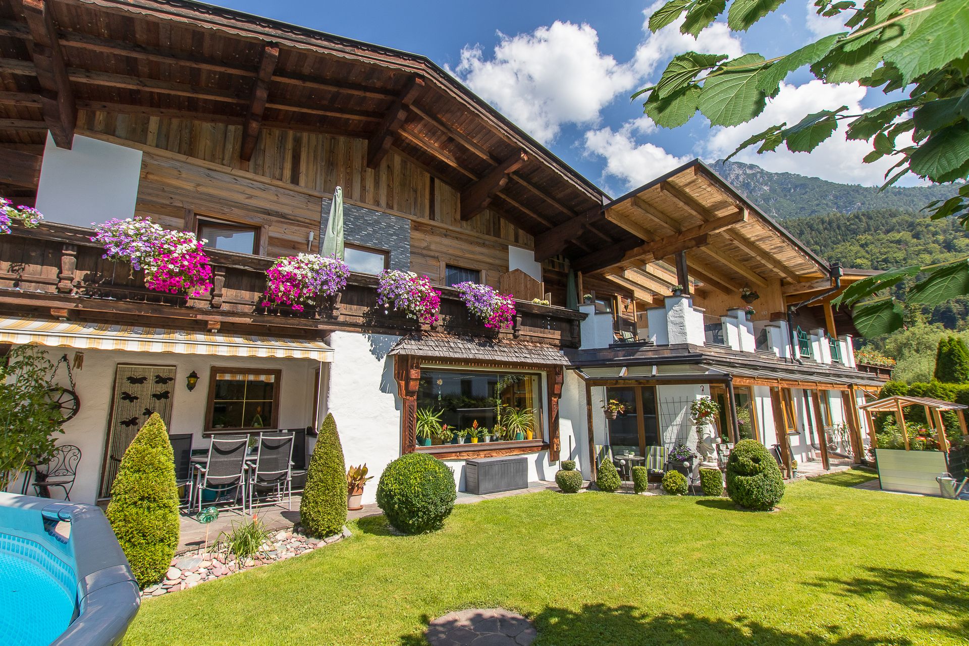 Ein Bild, das eine Ferienwohnung im ländlichen Raum zeigt. 