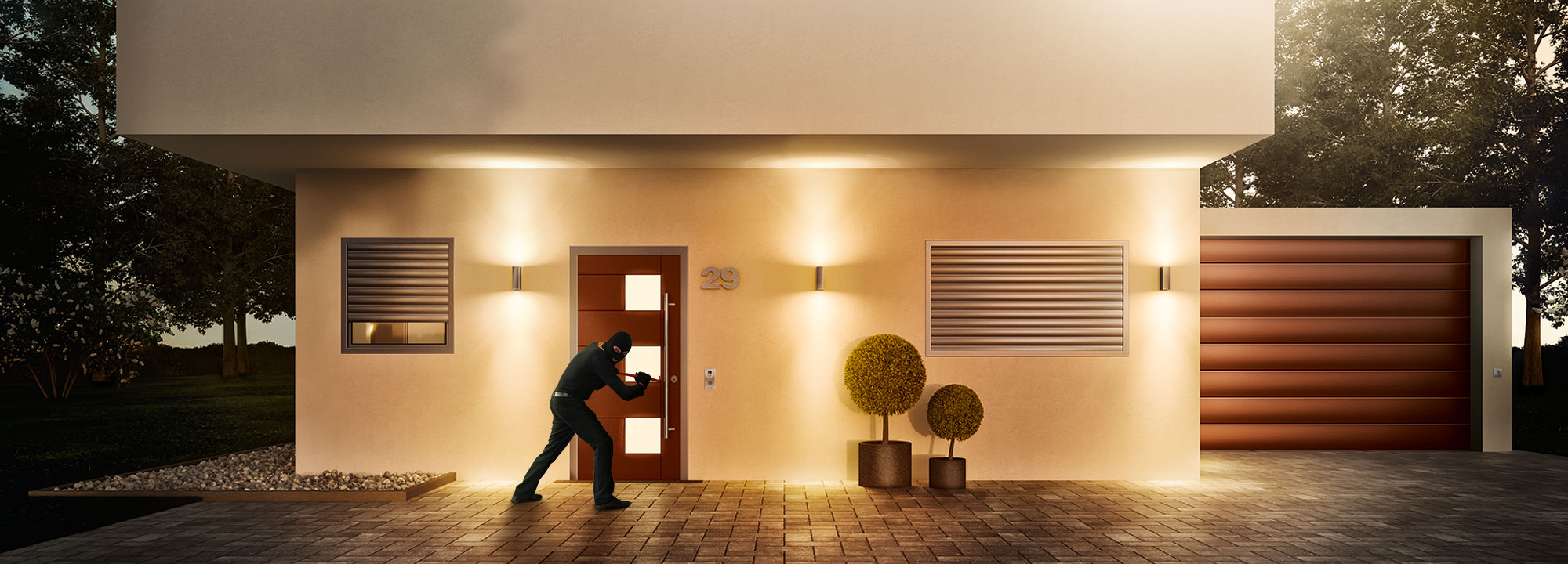 Das Bild zeigt einen Einbrecher, der versucht, eine Haustür aufzubrechen.