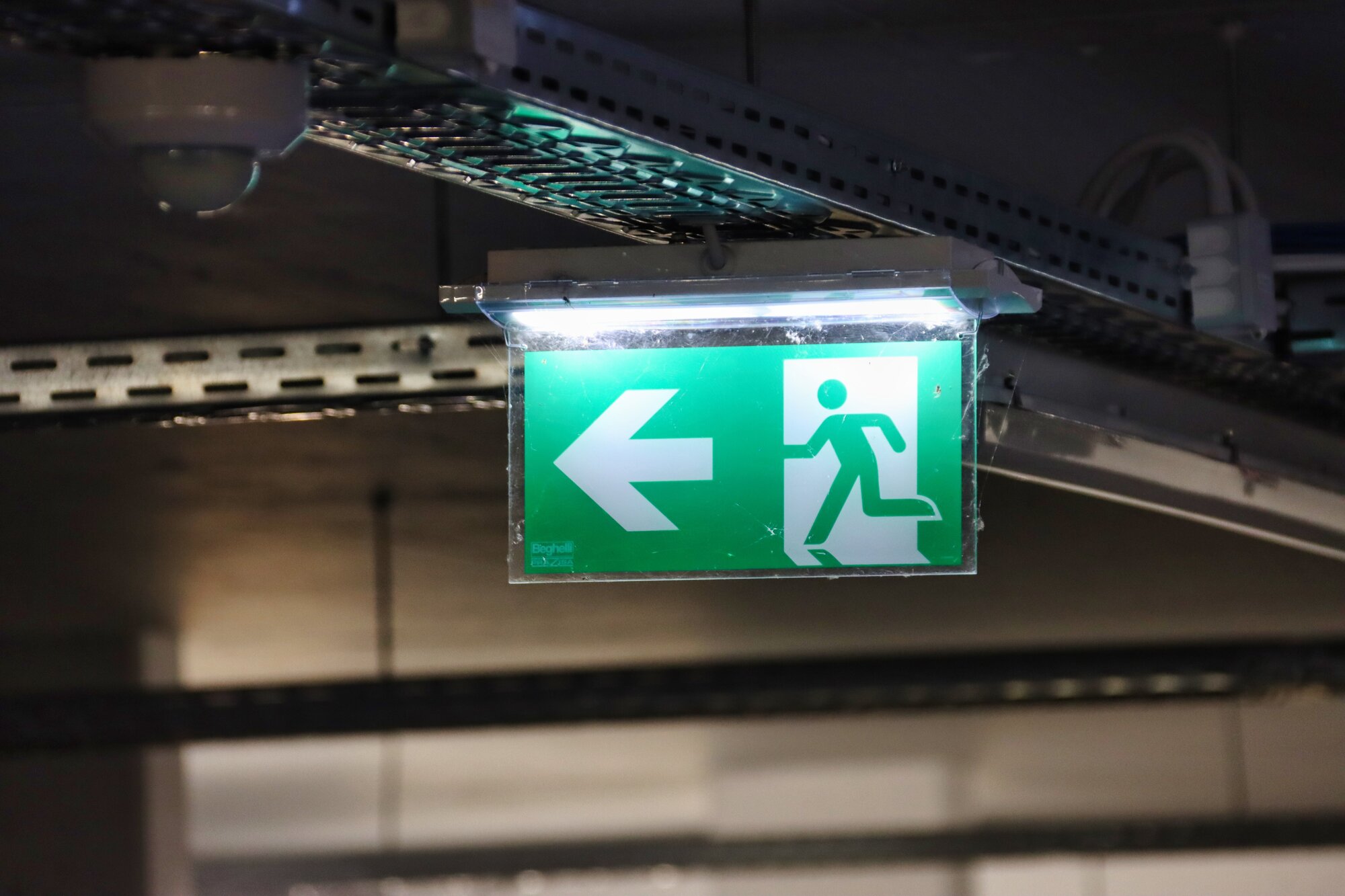 Das Bild stell ein Fluchtwegschild dar in einer häuslichen Umgebung.