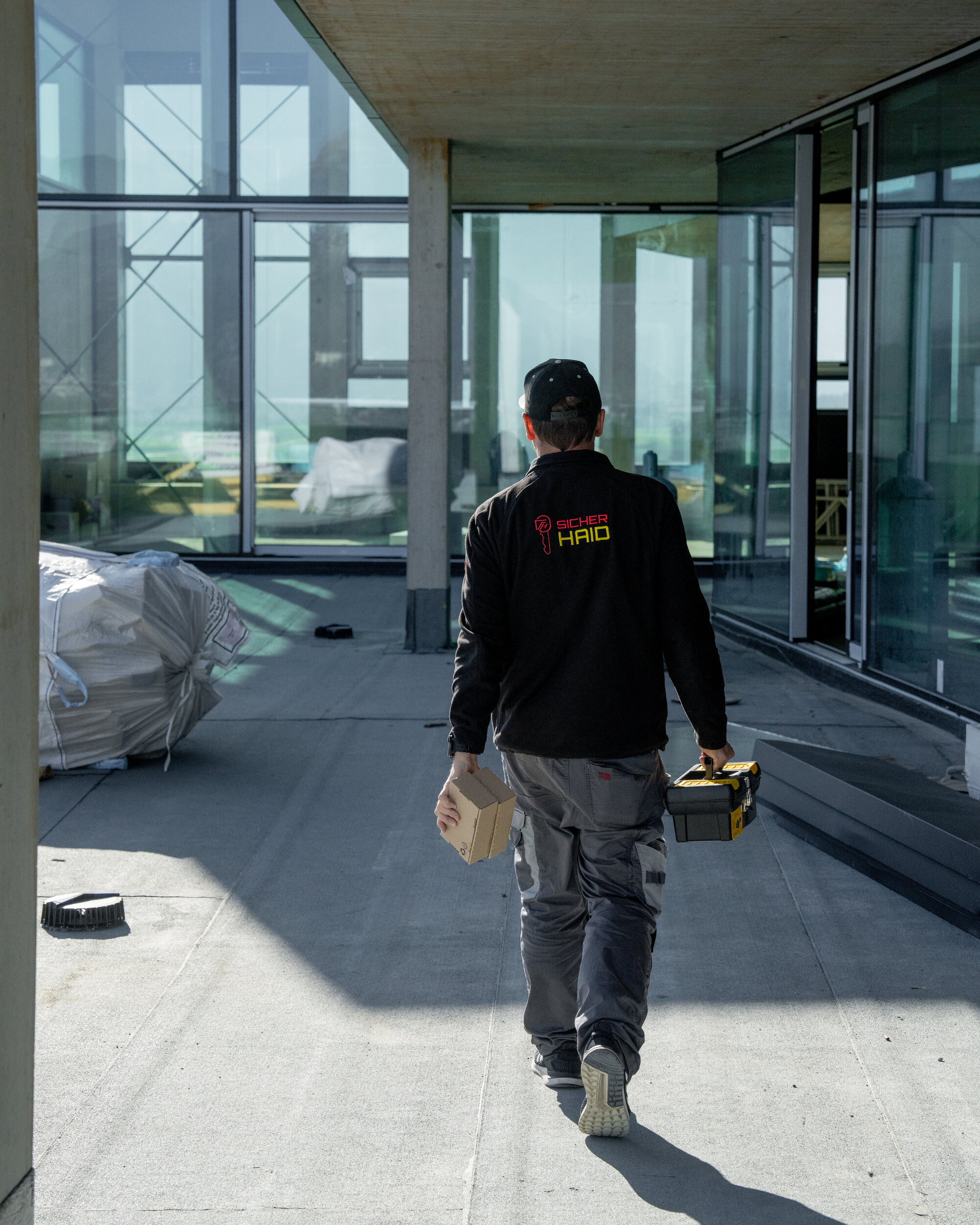 Das Bild zeigt einen Mitarbeiter von Sicherhaid beim Arbeiten.