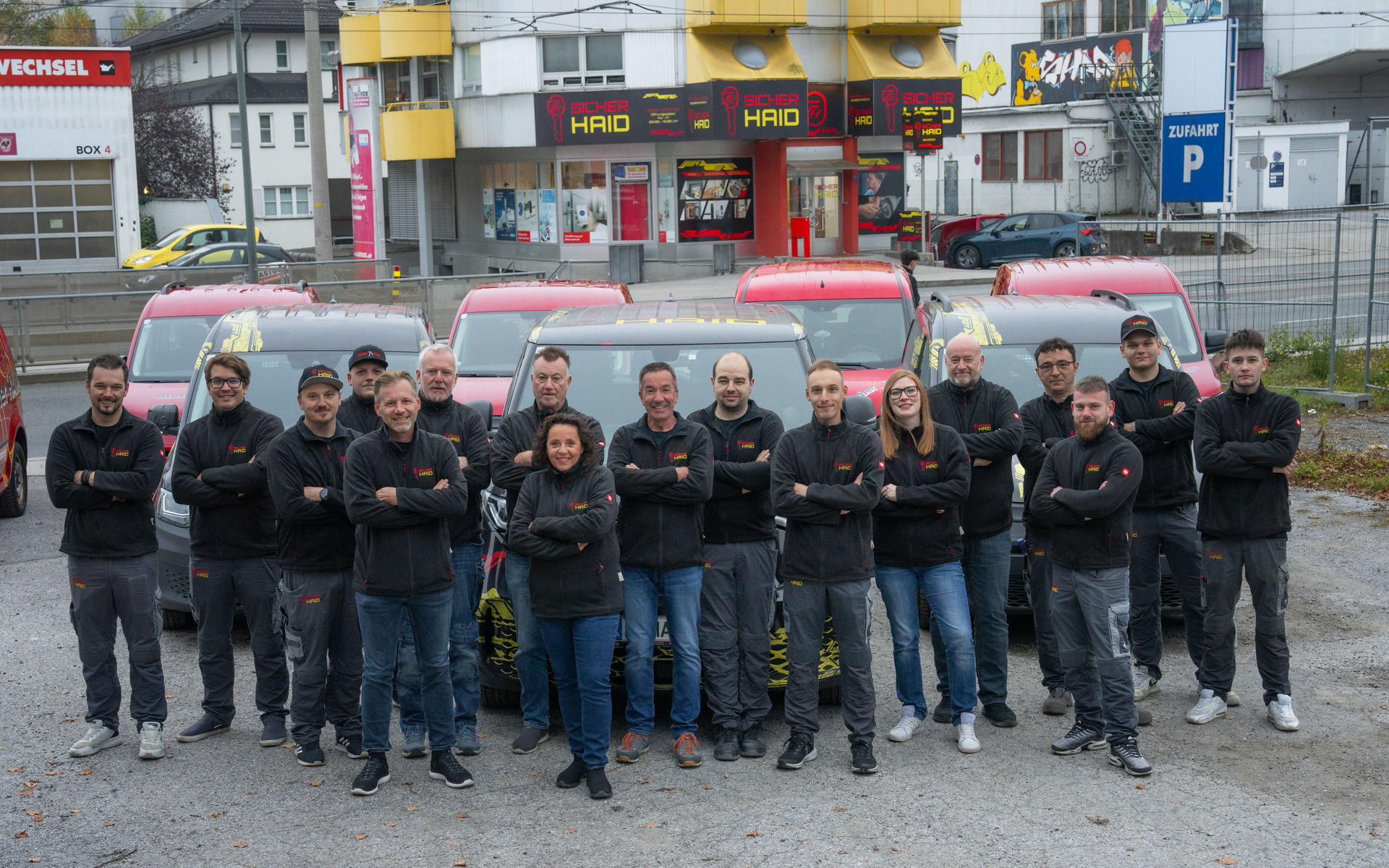 Ein Bild der Mitarbeiterinnen und unseres Fuhrparks.